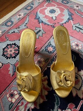 Yves Saint Laurent Vintage Gold Womens Slide Sandals with Rosette Accent size 36